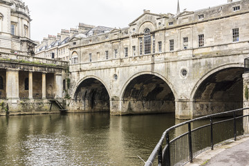 Fototapeta premium Pulteney Bridge (1774) crosses River Avon in Bath, England, UK.