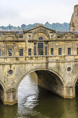 Obraz premium Pulteney Bridge (1774) crosses River Avon in Bath, England, UK.