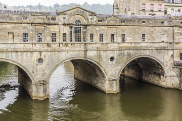 Obraz premium Pulteney Bridge (1774) crosses River Avon in Bath, England, UK.