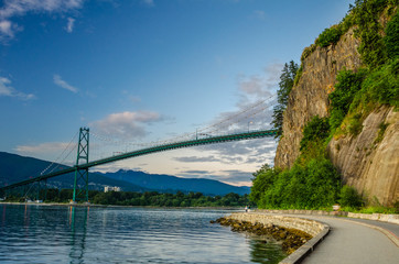 Fototapeta premium Lions Gate Bridge i Seawall of Vancouver o zmierzchu