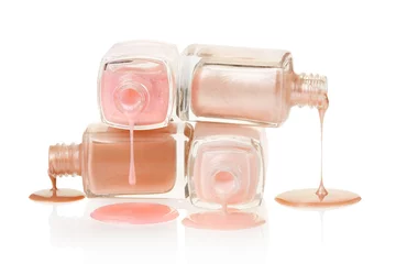 Deurstickers Nagelstudio Roze nagellak gemorst op wit, uitknippad