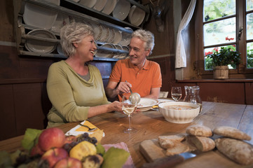Älteres Paar,die ihre Snacks im Gästehaus essen