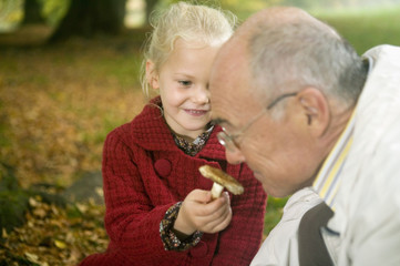 Großvater und Enkelin sucht Pilze im Wald
