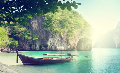 Store enrouleur tamisant Plage tropicale long boat on island in Thailand