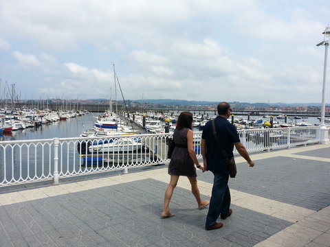 Pareja paseando en el puerto