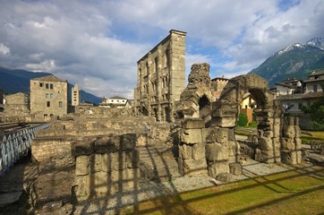 Fototapeta na wymiar Aosta roemisches Theater - Aosta roman theatre 01