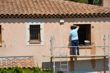 Travaux maison - Rénovation fenêtre - Ouvrier