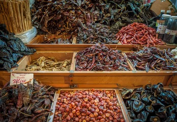 Keuken spatwand met foto Choice of dried chili in Oaxaca market, Mexico © javarman