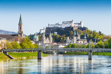 Fototapeta premium Salzburg panoramę z rzeką Salzach w lecie, Austria