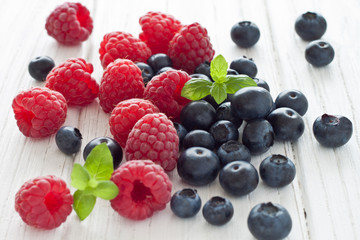 Heidelbeeren und Himbeeren