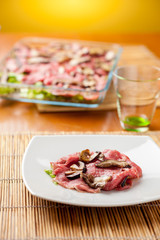 Carpaccio di carne rossa con funghi porcini
