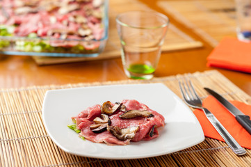Carpaccio di carne rossa con funghi porcini