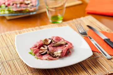 Carpaccio di carne rossa con funghi porcini