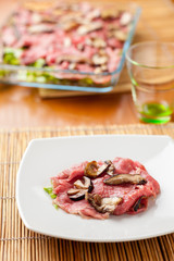 Carpaccio di carne rossa con funghi porcini