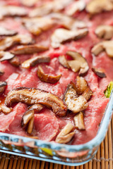 Carpaccio di carne rossa con funghi porcini