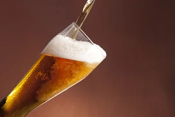 Crédence de cuisine en verre imprimé Alcool verre de bière sur fond marron