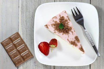 selbstgemachte Erdbeertorte mit Schokoraspeln
