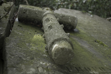 Croix sur une pierre tombale en granit