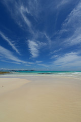 美しい沖縄のビーチと夏空