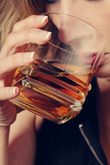 femme buvant alcool