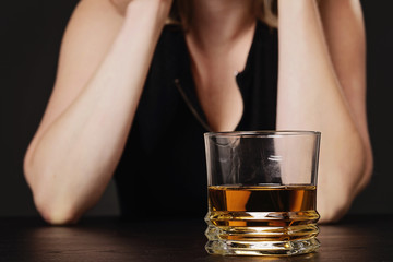 femme buvant alcool
