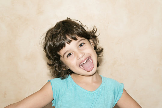 Ni&ntilde;a sacando la lengua