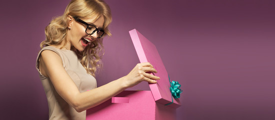 Panoramic picture of the lady with the gift box