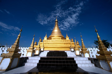 Fototapeta premium Golden Pagoda in Sanda Muni Paya in Myanmar.