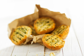 Crisp crunchy grilles herb bread