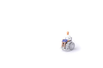 ミニチュア人形の車椅子の男性