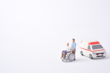 車椅子生活と介護福祉士と救急車
