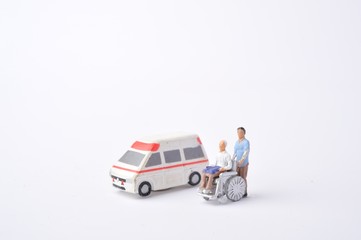 車椅子生活と介護福祉士と救急車