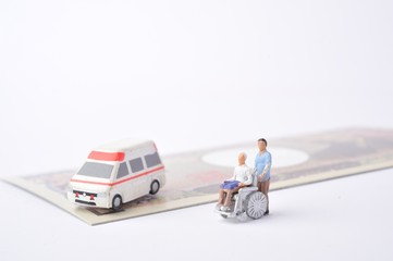 車椅子生活と介護福祉士と救急車