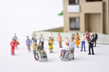 車椅子生活をしている高齢者と住宅街