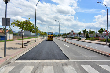 maquinaria trabajando en la reparacion de una calle