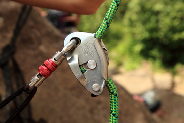 Climbing belay device, grigri