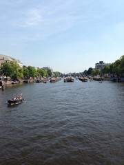 Fototapeta na wymiar hochwasserwehr in der Amstel / Amsterdam