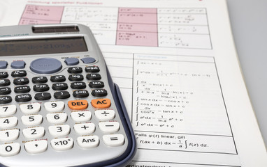 Mathebuch und Taschenrechner