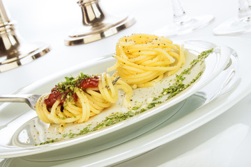Spaghetti auf weißem Teller