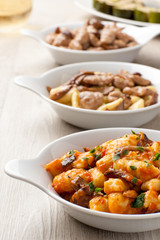 Gnocchi di patate conditi con sugo rosso e funghi porcini