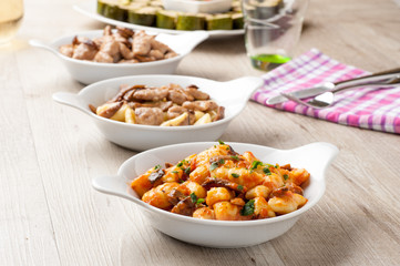 Trittico di gnocchi di patate e castagne  conditi ai funghi