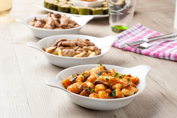 Gnocchi di patate conditi con sugo rosso e funghi porcini