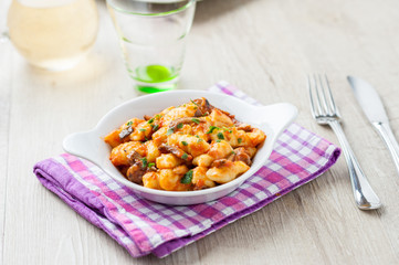 Gnocchi di patate conditi con sugo rosso e funghi porcini