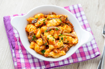 Gnocchi di patate conditi con sugo rosso e funghi porcini