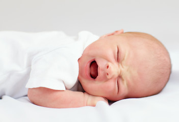 newborn baby crying because of cramps