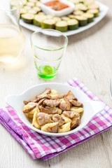 Gnocchi di patate e castagne misti con funghi porcini nel piatto