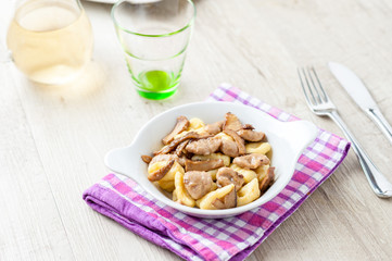 Gnocchi di patate e castagne misti con funghi porcini nel piatto