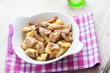 Gnocchi di patate e castagne misti con funghi porcini nel piatto