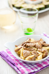 Gnocchi di patate e castagne misti con funghi porcini nel piatto