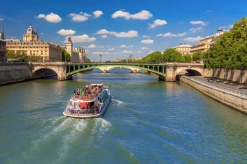 Fotobehang River Seine and the Conciergerie in Paris, France © Kavalenkava